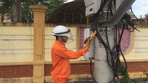 Nhân viên Tổ kiểm tra giám sát đang tiến hành kiểm tra HTĐĐ của khách hàng.