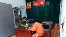 Công an xã Lâm Hóa tiến hành làm việc với ông Nguyễn Duy H.