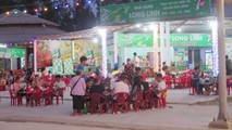 Hàng quán trên bãi biển Thuận An vẫn nhận khách đông hơn quy định nhiều lần bất chấp quy định phòng dịch.