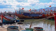 Hàng loạt tàu cá tại xã Cảnh Dương - Lá cờ đầu trong nghề đi biển của tỉnh Quảng Bình đang 'mắc cạn' do ra khơi thua lỗ.