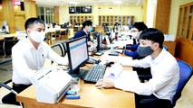 Người dân, doanh nghiệp đến giao dịch trực tiếp khi thực hiện thủ tục hành chính.