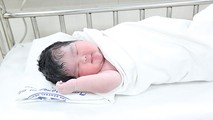 Bé gái xinh xắn chào đời với cân nặng 6kg