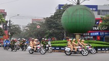 Lực lượng Cảnh sát giao thông, Công an tỉnh Tuyên Quang tăng cường đảm bảo trật tự an toàn giao thông hướng về Đại hội đại biểu Đảng bộ tỉnh lần thứ XVII.