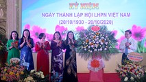 Đồng chí Phan Trọng Tấn – Phó Chủ tịch Ủy ban nhân dân tỉnh tặng hoa chúc mừng Hội