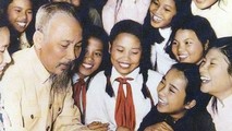 Bác Hồ luôn dành tình yêu bao la và sự quan tâm vô bờ cho thế hệ trẻ của đất nước. Ảnh tư liệu