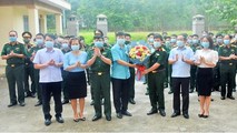 Hiệu trưởng trường ĐH Hùng Vương tặng hoa chúc mừng đoàn cán bộ, chiến sĩ Bộ Chỉ huy quân sự tỉnh hoàn thành nhiệm vụ tại cơ sở cách ly tập trung. Ảnh: Ninh Giang