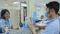 Cán bộ Trung tâm Phục vụ hành chính công tỉnh Phú Thọ hướng dẫn người dân quyết thủ tục hành chính.