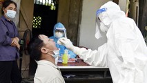 Nhân viên Y tế lấy mẫu xét nghiệm cho người dân tại khu vực phong tỏa; Ảnh: Báo Bắc Kạn