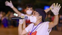 Ca sĩ Phương Thanh hát trong một chương trình mang âm nhạc đến khu cách ly phục vụ bệnh nhân, bác sỹ và lực lượng tuyến đầu; Ảnh: Hải An