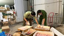 Lực lượng Quản lý thị trường Hà Nội tiến hành thu giữ toàn bộ 6 tấn thực phẩm không rõ nguồn gốc.