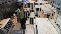 Lực lượng QLTT Tây Ninh kiểm kê lô hàng điện máy không rõ nguồn gốc bị tạm giữ.