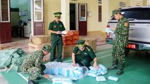 Lực lượng chức năng thu giữ 13.000 chiếc khẩu trang y tế nhập lậu (Ảnh: Tiên Đức)