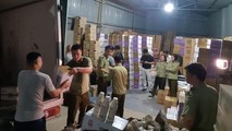 Đội Quản lý thị trường số 17, Cục Quản lý thị trường Hà Nội kiểm tra một kho hàng tại xã La Phù, huyện Hoài Đức, Hà Nội.