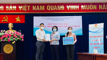 Ông Đỗ Hữu Phước – Giám đốc truyền thông, đại diện Tập đoàn KITA Group trao 700 thùng găng tay y tế công cộng cho Ủy ban Mặt trận Tổ quốc Việt Nam TP.HCM.