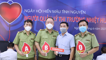 Ban Lãnh đạo Tổng cục QLTT chụp ảnh lưu niệm với Lãnh đạo Viện huyết học và Truyền máu Trung ương.