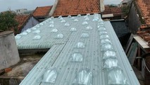 Khẩn trương gia cố nhà cửa trước khi bão số 9 đổ bộ.
