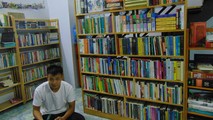 Chàng sinh viên Nguyễn Tấn Tài và một góc thư viện H2T. Ảnh: Bá Nha.