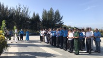 Dâng hương tưởng niệm các anh hùng liệt sĩ.