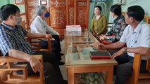 Ông Nguyễn Lê Vi Phúc - Phó Chủ tịch Thường trực UBND TP. Tuy Hòa cùng cơ quan ban ngành đến thăm hỏi cháu B. và gia đình.