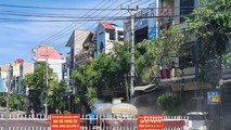 Lực lượng chức năng sử dụng xe quân đội để phun khử khuẩn tại TP. Tuy Hòa.