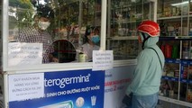 Khánh Hòa cho bán thuốc hạ sốt nhưng người mua phải khai báo y tế. Ảnh minh họa.