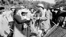 Chủ tịch Hồ Chí Minh đến thăm nông dân tỉnh Bắc Kạn đang thu hoạch lúa mùa (năm 1950). Ảnh: Tư liệu.