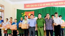Đại diện Tập đoàn Phượng Hoàng và Công an huyện Mộc Châu trao quà cho người dân bản Pha Đón.