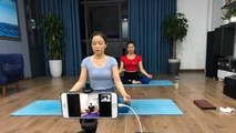 Người dân Hà Nội thể dục trực tuyến để nâng cao sức khỏe