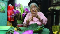 Cụ Nguyễn Thị Dần (95 tuổi) - nghệ nhân làm trà sen cao tuổi nhất ở Quảng Bá, Tây Hồ, Hà Nội.