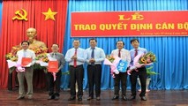 Ông Võ Anh Kiệt - Phó Bí thư Thường trực Tỉnh ủy An Giang và ông Trần Anh Thư – Phó Chủ tịch UBND tỉnh trao quyết định và hoa cho các ông được điều động, bổ nhiệm