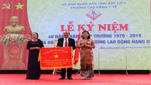 Trường Cao đẳng Y tế Bạc Liêu nhận cờ Cờ thi đua xuất sắc của UBND tỉnh.
