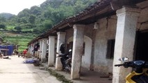 Những dãy nhà trình tường tồn tại qua 2 thế kỷ ở xóm Bản Chang, xã Thành Công, huyện Nguyên Bình (Cao Bằng)