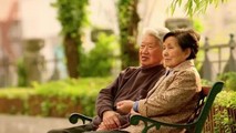 Cái nắm tay ấm áp tuổi xế chiều được đánh đổi bằng những năm tháng bão giông tuổi trẻ…