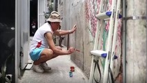 Họa sĩ Nguyễn Văn Minh cặm cụi, say mê sáng tác những bức tranh tường
