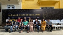 Nhóm bạn trẻ tham gia trình diễn Phố bên đồi