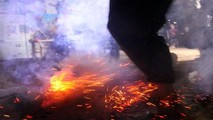 Một ông mo đang thực hiện nghi lễ Pút tồng