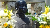 Bệ đá thờ Doanh nhân Quách Đàm gắn với thương hiệu Thông Hiệp (1863- 1972) trong hoa viên của Chợ Lớn