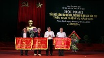 Phó Chủ tịch UBND tỉnh Trần Lê Đoài trao cờ của UBND tỉnh Nam Định tặng các đơn vị dẫn đầu phong trào thi đua năm 2019 - Ảnh Khánh Dũng
