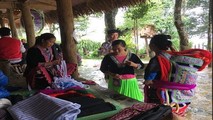 Nhộn nhịp gian hàng bán thổ cẩm tại chợ phiên Sin Suối Hồ