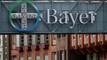 Thương hiệu hãng dược Bayer được gắn trên một cây cầu