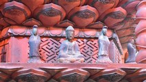 Những pho tượng Phật được chạm khắc tinh xảo trên tháp Cửu phẩm Liên Hoa