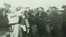 Ảnh tư liệu ông Trần Văn Hoài (1914 - 1949) treo cờ Thành đồng Tổ quốc ngày 2/9/1948