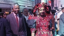 Một bức ảnh chụp vợ chồng ông Nelson Mandela và bà Winnie Mandela lúc sinh thời