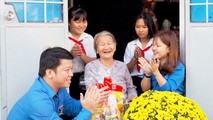 Mẹ Trần Thị Xuân vui vầy bên các cháu học sinh, sinh viên đến thăm