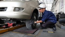 Kỹ thuật viên Trung tâm đăng kiểm đang thực hiện các thao tác nghiệp vụ