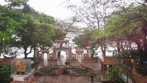 Đền Củi nằm ở vị trí địa linh, sơn thủy hữu tình, tựa lưng vào núi Hồng Lĩnh, hướng mặt ra sông Lam thơ mộng.