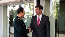Bộ trưởng Quốc phòng Mỹ Mark Esper (phải) gặp người đồng cấp Trung Quốc vào tháng 11/2019 ở Thái Lan.