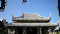Chùa Thanh Lương được làm từ vật liệu chính là san hô biển và gáo dừa.
