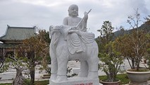 Tượng La hán Kháng Môn trong vườn tượng chùa Linh Ứng (Đà Nẵng).