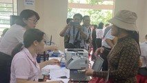 Người dân nhận tiền đền bù từ Dự án.